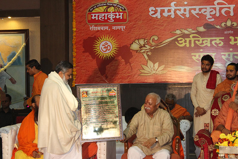 girish receiving samman